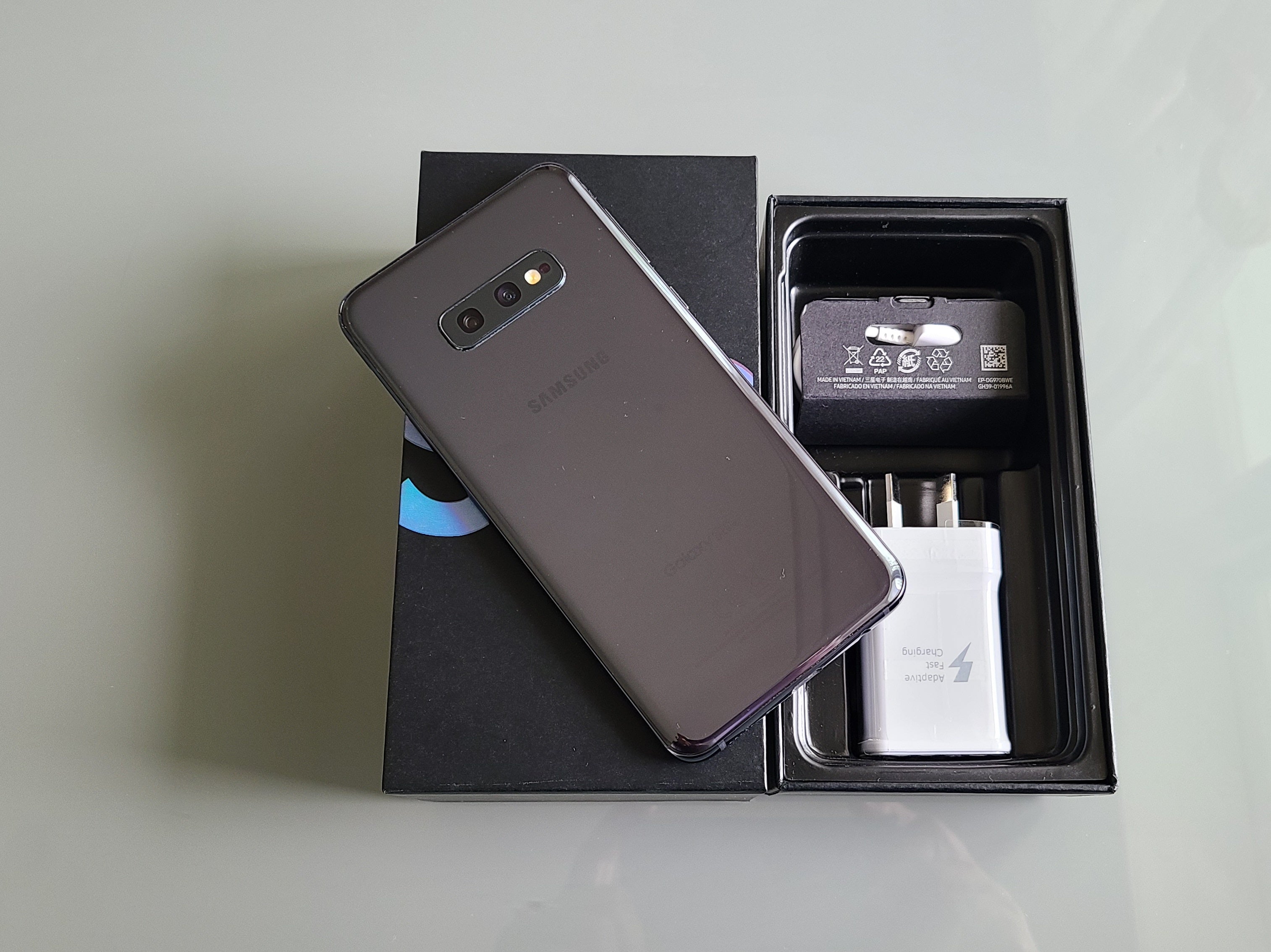 Samsung Galaxy S10e Prism Black SM-G970U New Case, Glass Screen Protector & Shipping  (As New)