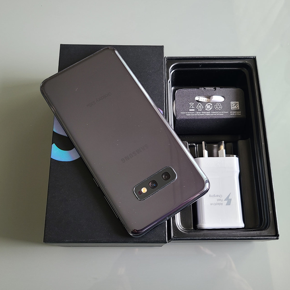 Samsung Galaxy S10e Prism Black - New Case, Glass Screen Protector (As New / Chip) SM-G970U