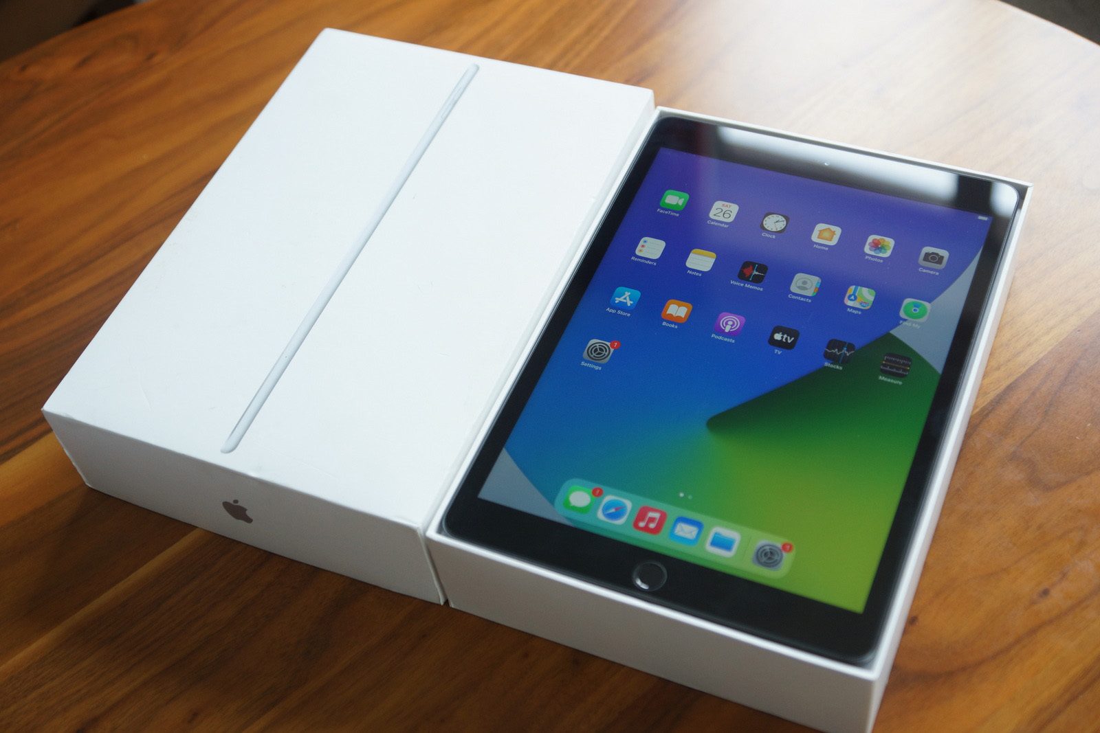 Apple iPad 7 32GB 10.2 inch Wi-Fi Space Gray (Like New ) Apple Box & New Battery *Free Shipping*