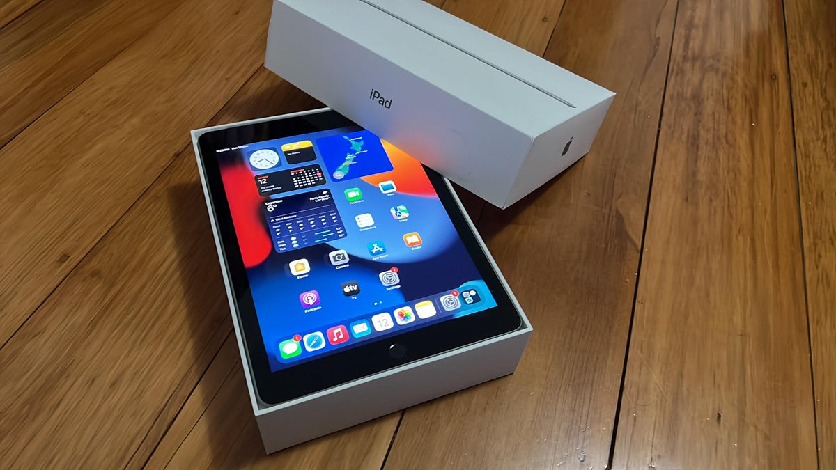 Apple iPad 7 32GB 10.2 inch Wi-Fi + Cellular 3G/4G Space Grey - New Battery (As New)