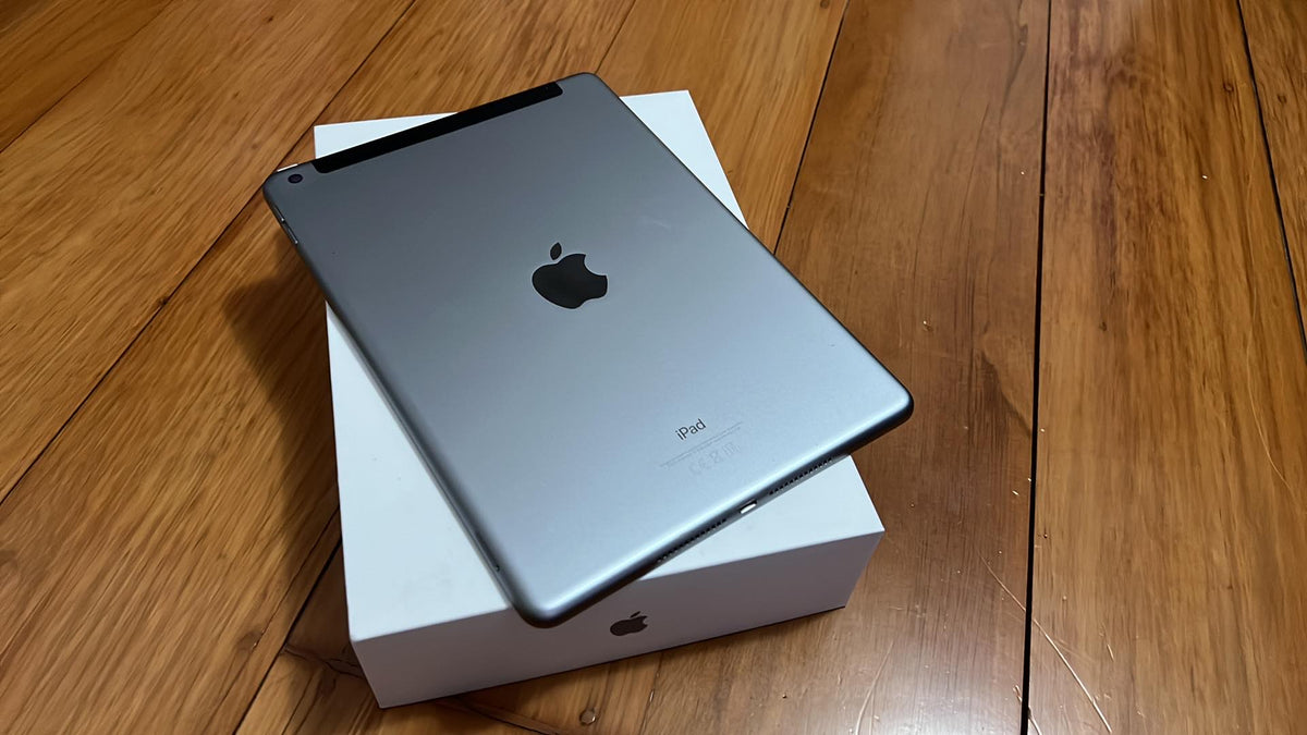 Apple iPad 6th Gen 32GB Wi-Fi + Cellular 3G/4G Space Gray - New Battery (Exc)