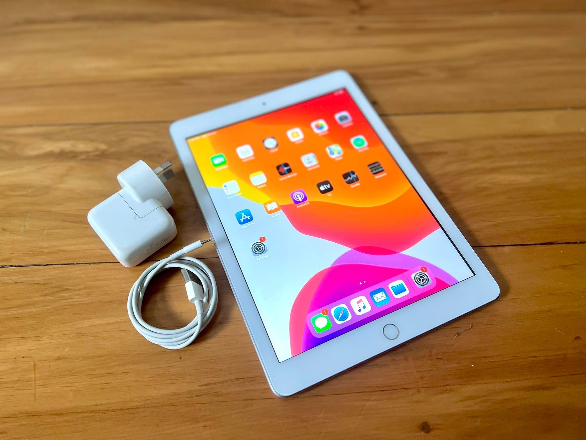 Apple iPad 5th Gen 32GB Wifi White Silver (Good) Free Shipping