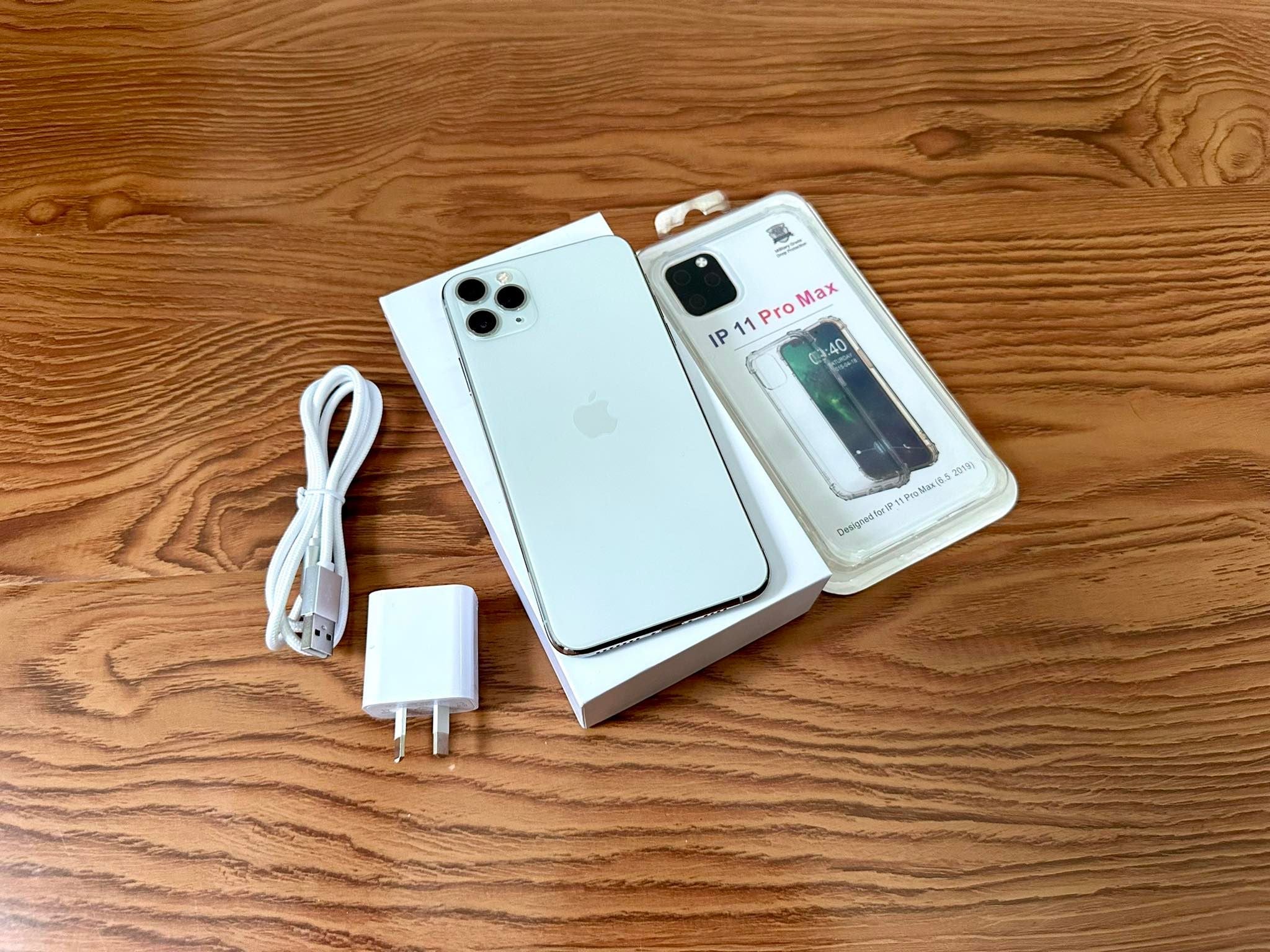 Apple iPhone 11 Pro Max 256GB Silver (Excellent) New Battery, Case, Screen Protector & Shipping