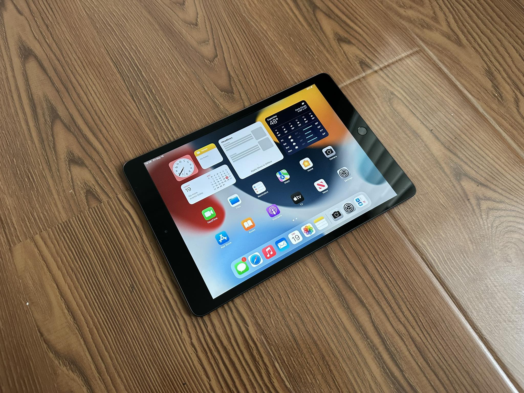 Apple iPad 7 128GB 10.2 inch Wi-Fi Space Gray (Excellent ) Small Crack On Bottom, Including Shipping