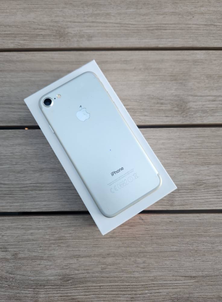 Apple iPhone 7 128GB White Silver - New Case, Glass Screen Protector (Exc) Front Cam NW