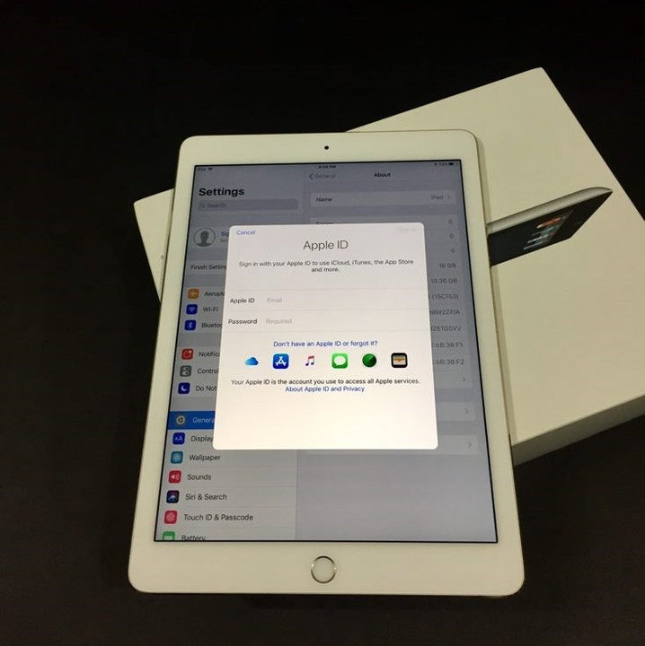 Apple iPad 6th Gen 32GB Wi-Fi + Cellular 3G/4G White - Good Battery, New Glass Screen Protector (Exc)