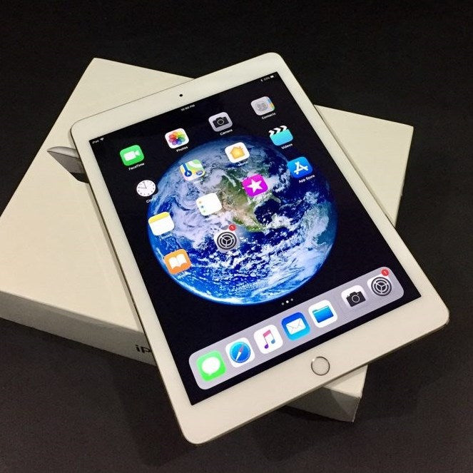 Apple iPad 6th Gen 32GB Wi-Fi + Cellular 3G/4G White - Good Battery, New Glass Screen Protector (Exc)