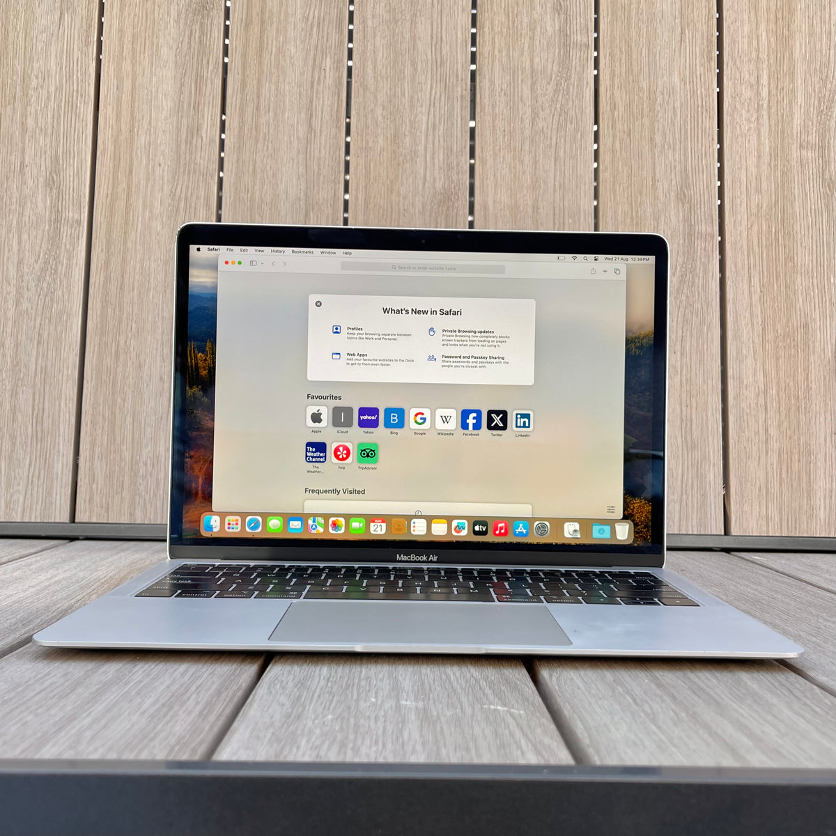 MacBook Air (Retina, 13-inch, 2018) Intel i5 8GB 128GB Silver in Original Box - Used