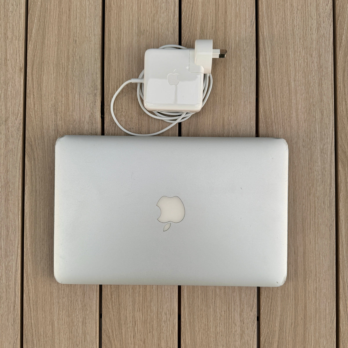 Apple MacBook Air 13-inch 2015 Intel i7 2.2 Ghz 256GB Suitable for School, Uni & Travelling