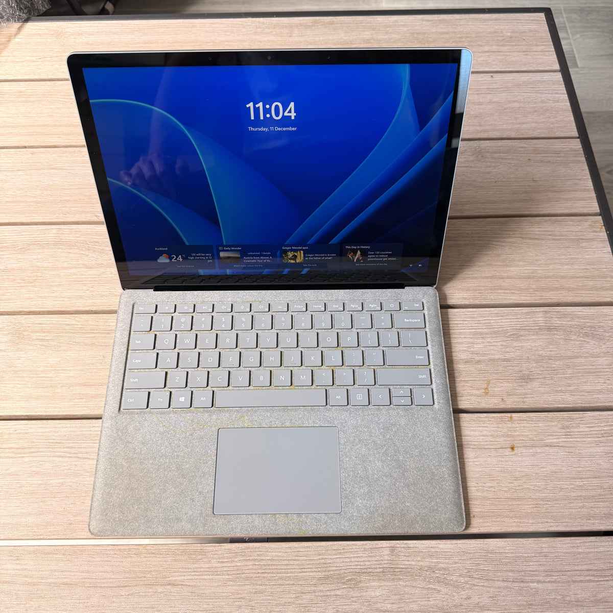 Microsoft Surface Laptop (7th Gen Intel Core i7 up to 4.0GHz) 8GB RAM 256GB SSD 2K Touch Screen Windows 11 Pro – Model 1769