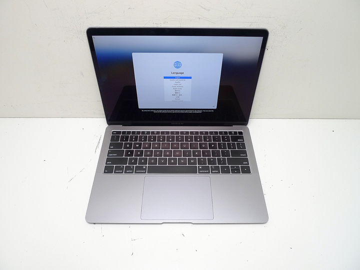 MacBook Air (Retina, 13-inch, 2018) Intel i5 8GB 128GB Space Gray in Original Box - Used