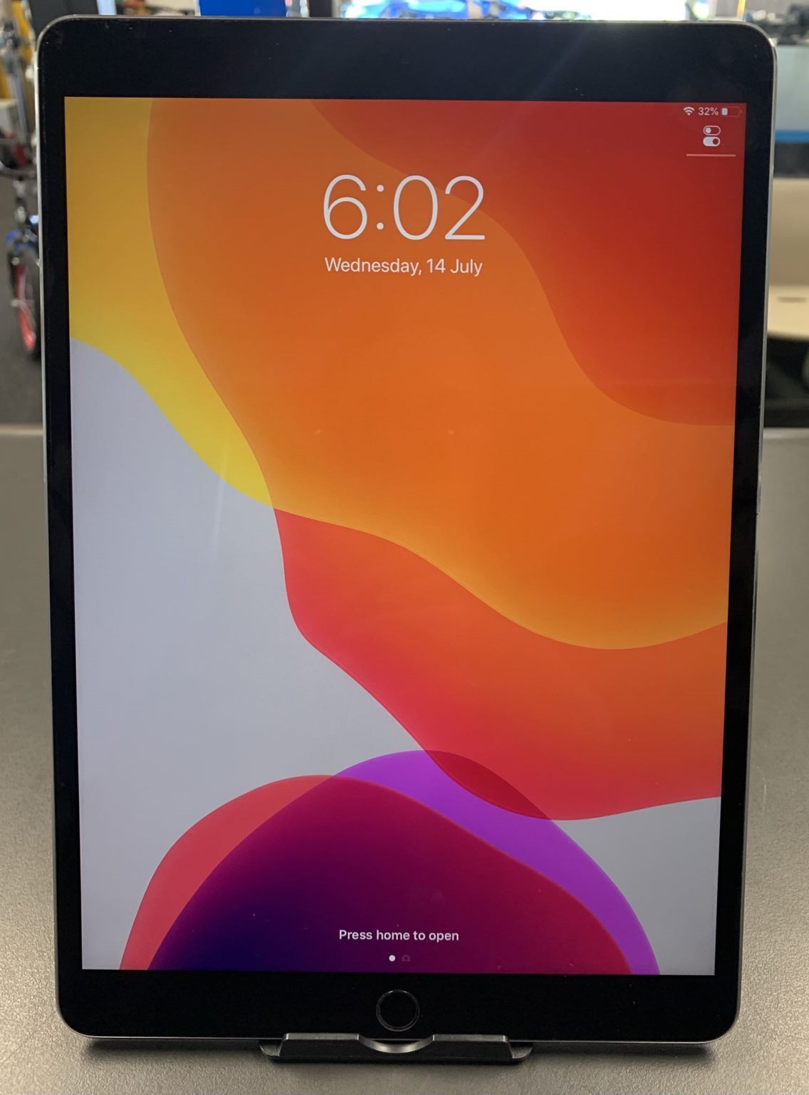 Apple iPad Pro 10.5 inch 64GB Wi-Fi & Cellular Space Gray (As New) White Spot