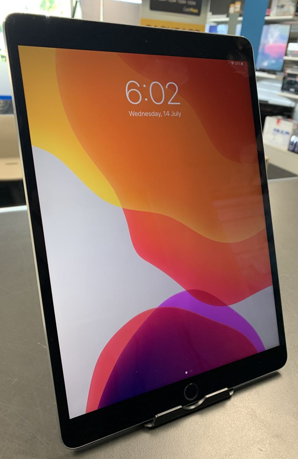 Apple iPad Pro 10.5 inch 64GB Wi-Fi & Cellular Space Gray (As New) White Spot
