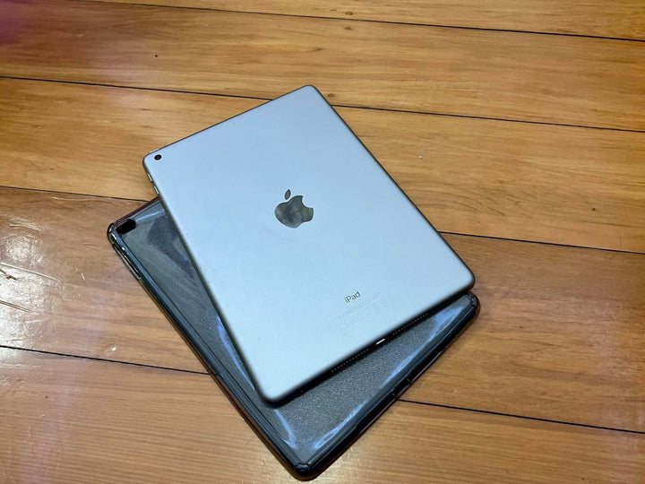 Apple iPad Air 1st Gen 16GB WiFi A1474 with Case & Glass Screen Protector (Exc)