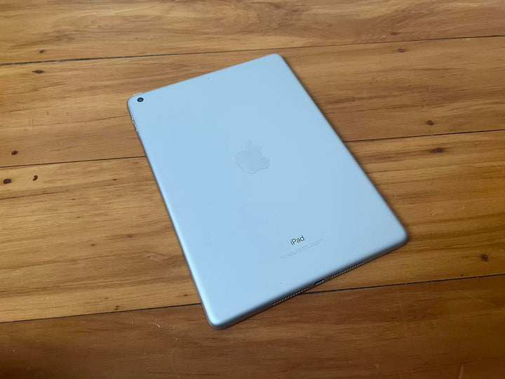 Apple iPad 6th Gen 32GB Wi-Fi White Silver (Like New)