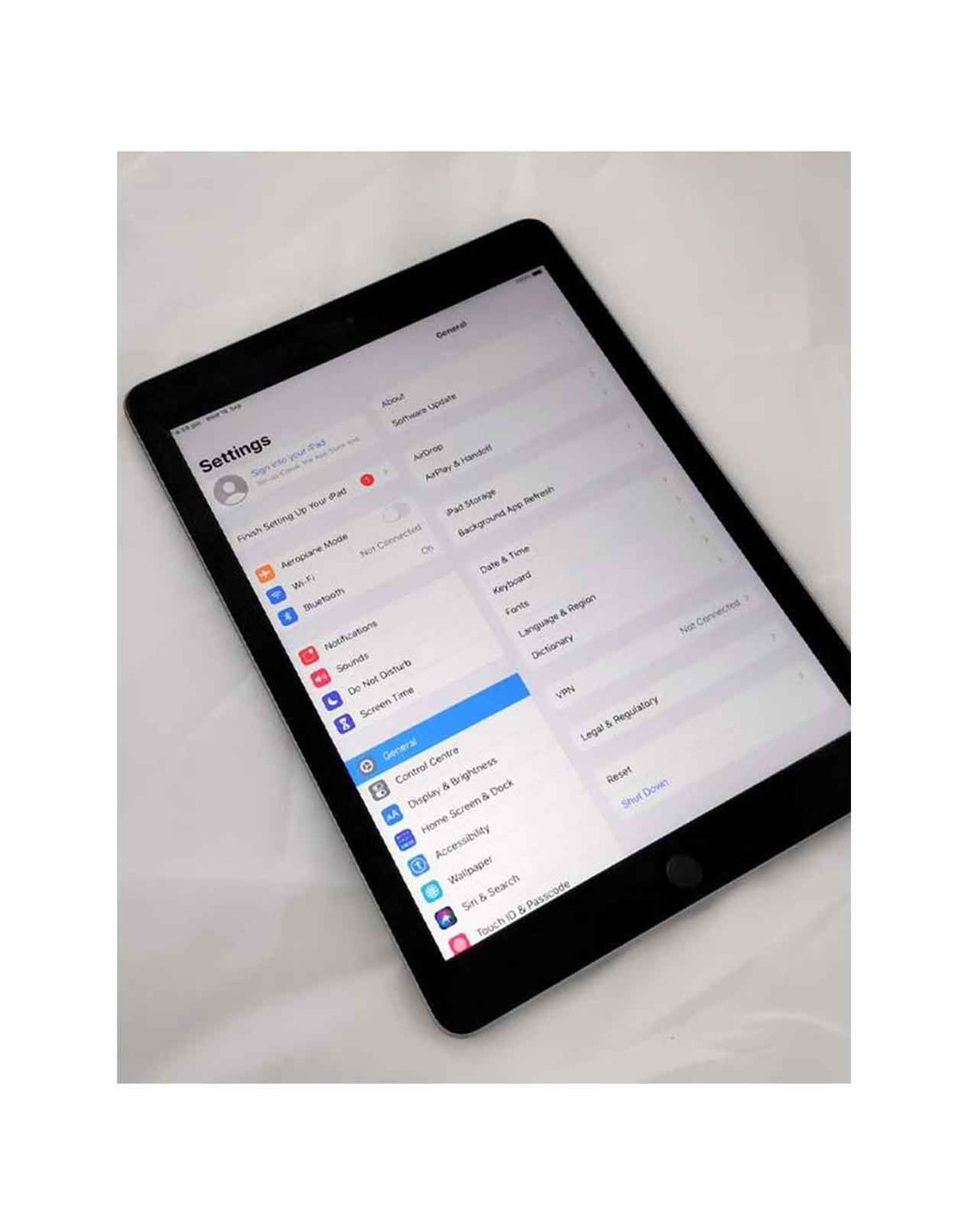 Apple iPad 5th Gen 32GB Wifi Space Gray - New Battery (Exc)